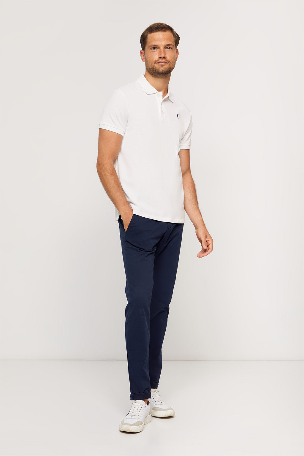 Polo blanco piqué con tapeta de tres botones y logo bordado en contraste | HOMBRE  | POLO CLUB