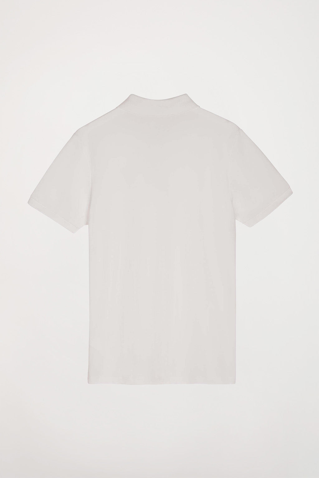 Polo blanco piqué con tapeta de tres botones y logo bordado en contraste | HOMBRE  | POLO CLUB