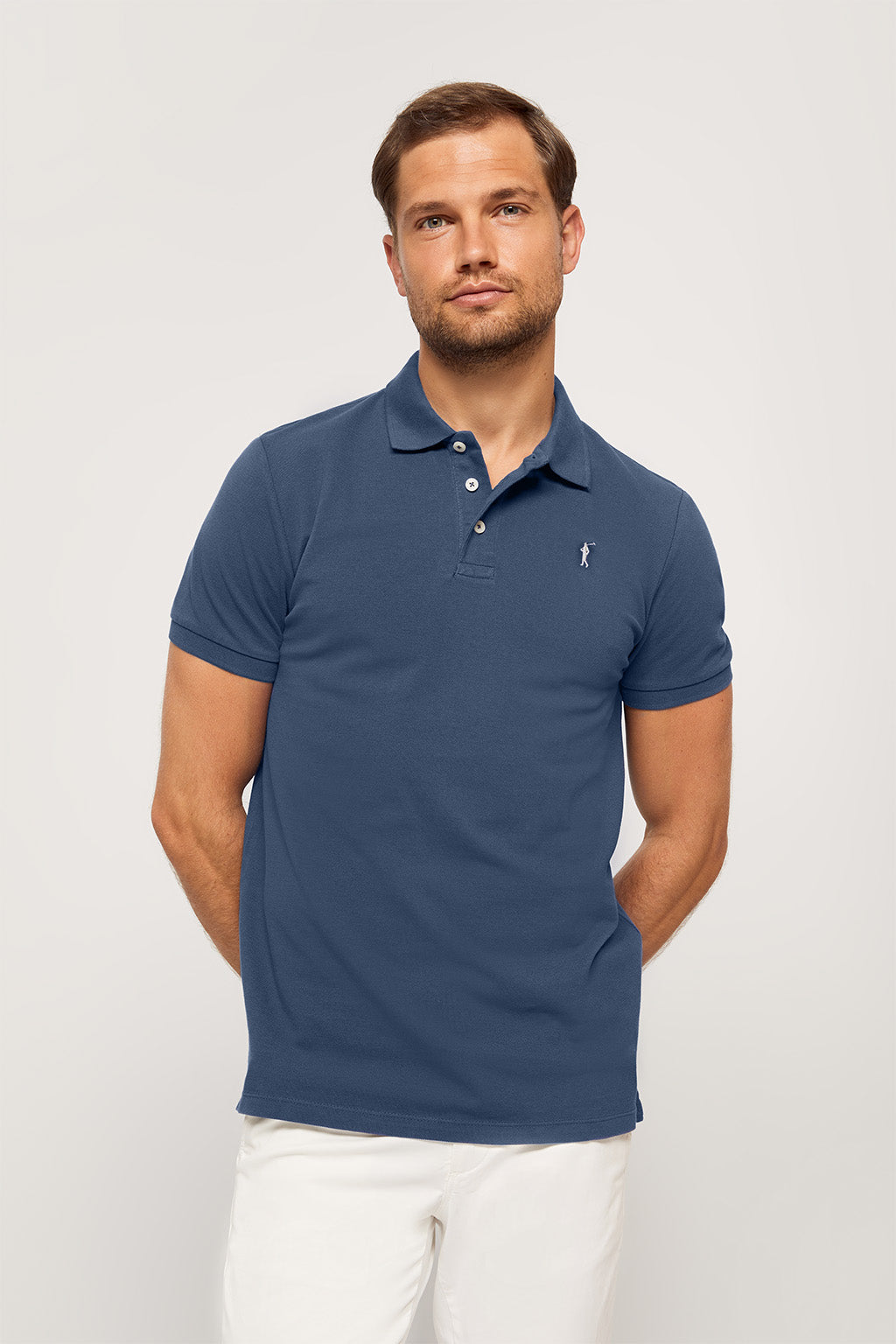 Polo azul denim piqué con tapeta de tres botones y logo bordado en contraste | HOMBRE  | POLO CLUB