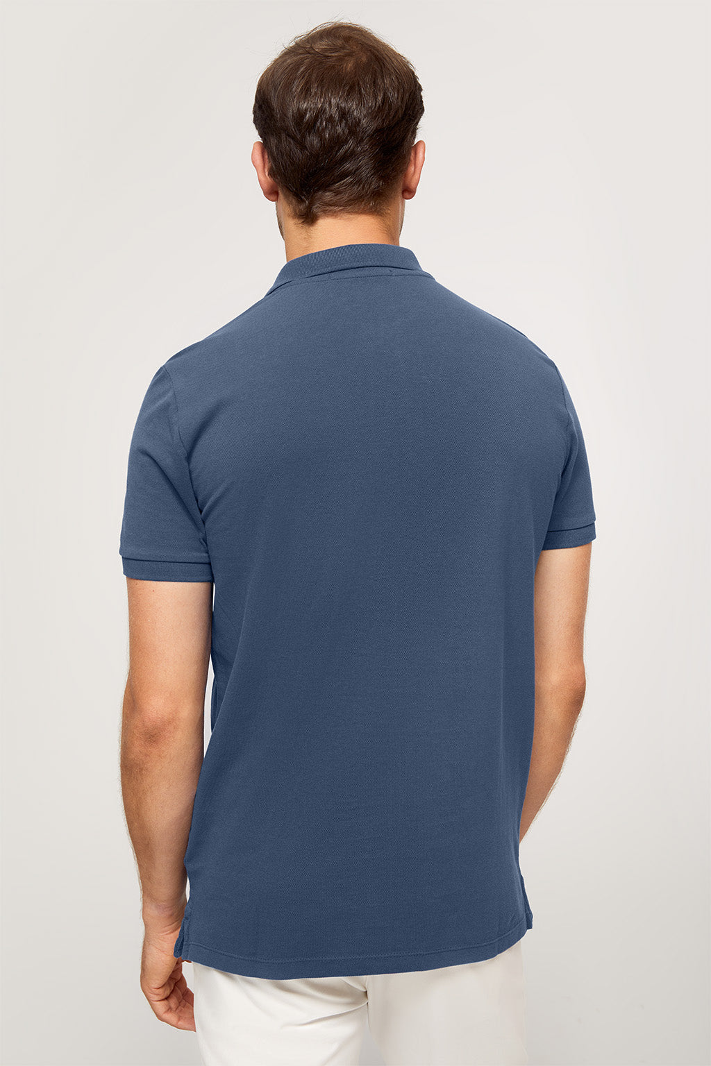 Polo azul denim piqué con tapeta de tres botones y logo bordado en contraste | HOMBRE  | POLO CLUB