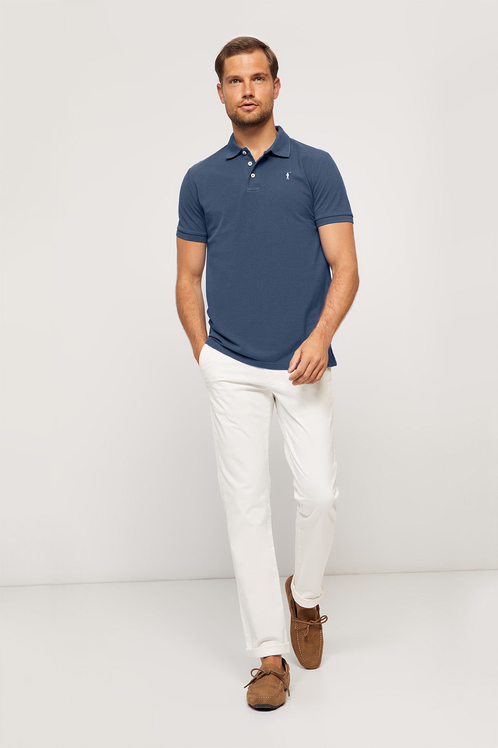 Polo azul denim piqué con tapeta de tres botones y logo bordado en contraste | HOMBRE  | POLO CLUB