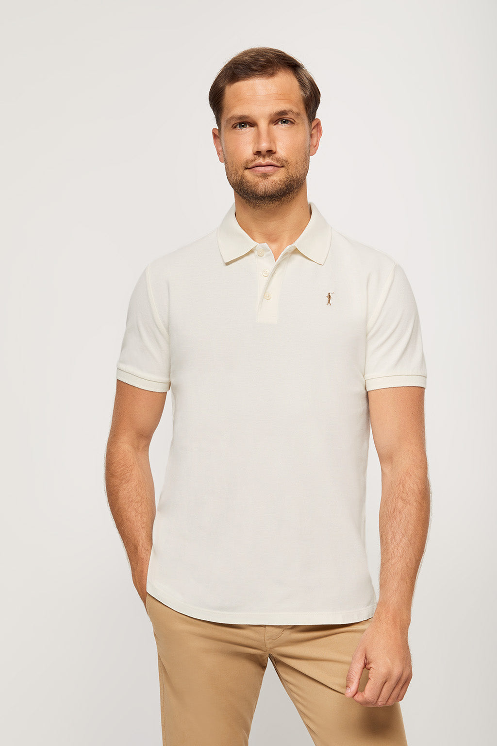 Polo beige piqué con tapeta de tres botones y logo bordado en contraste | HOMBRE  | POLO CLUB