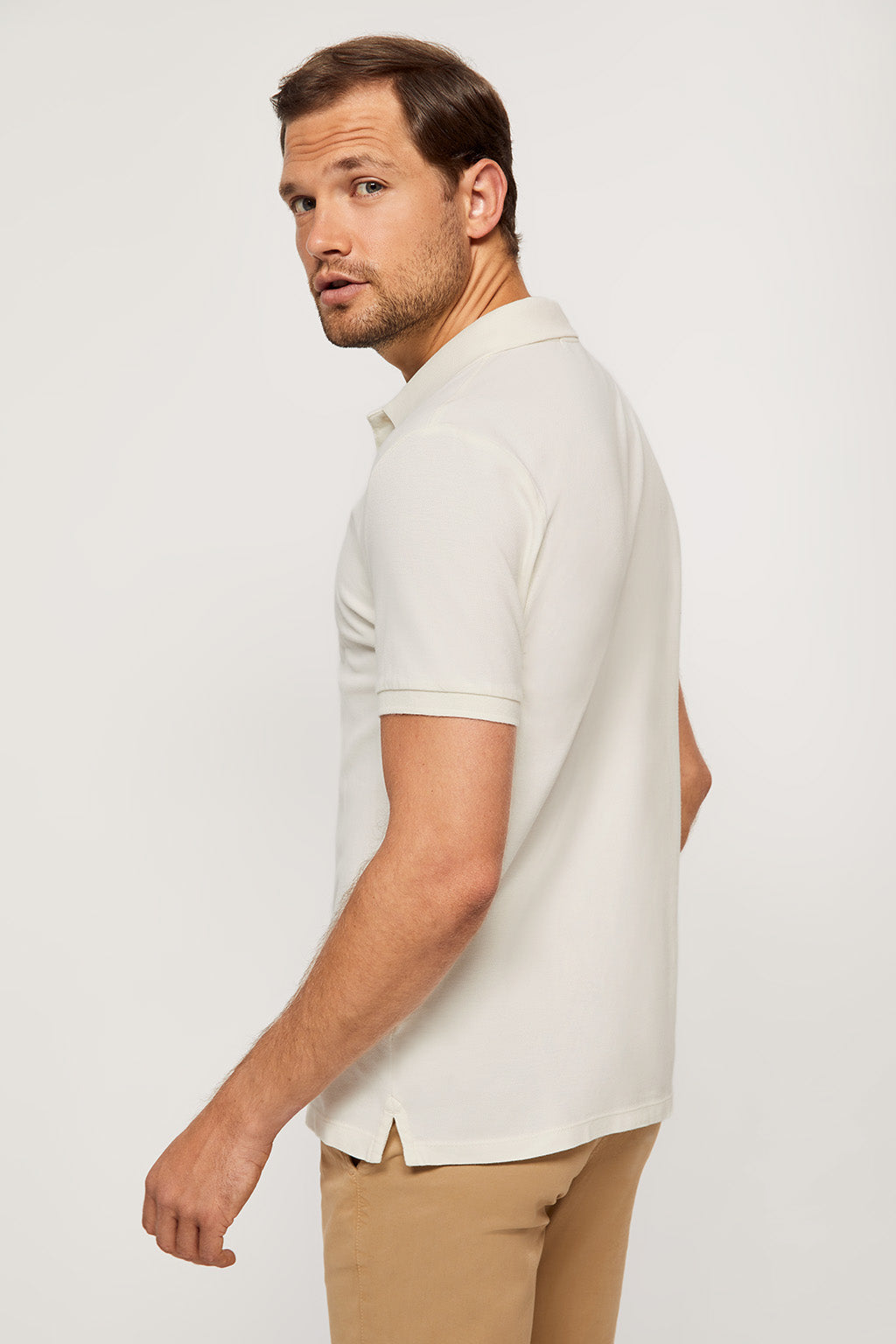 Polo beige piqué con tapeta de tres botones y logo bordado en contraste | HOMBRE  | POLO CLUB