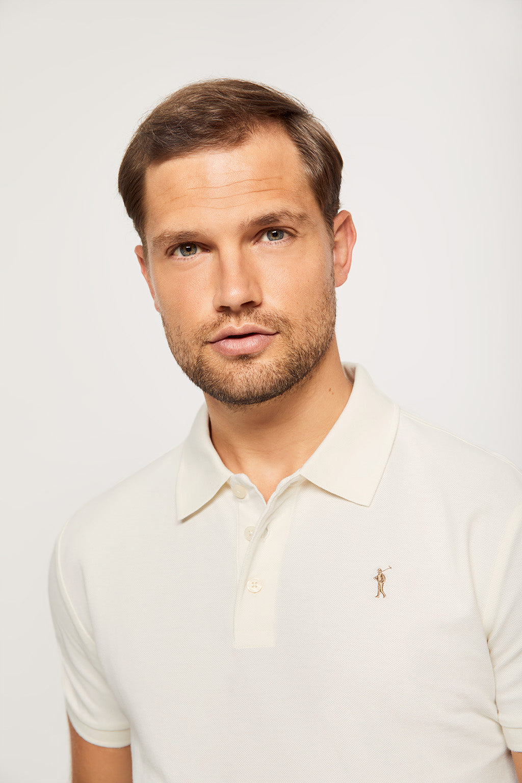 Polo beige piqué con tapeta de tres botones y logo bordado en contraste | HOMBRE  | POLO CLUB