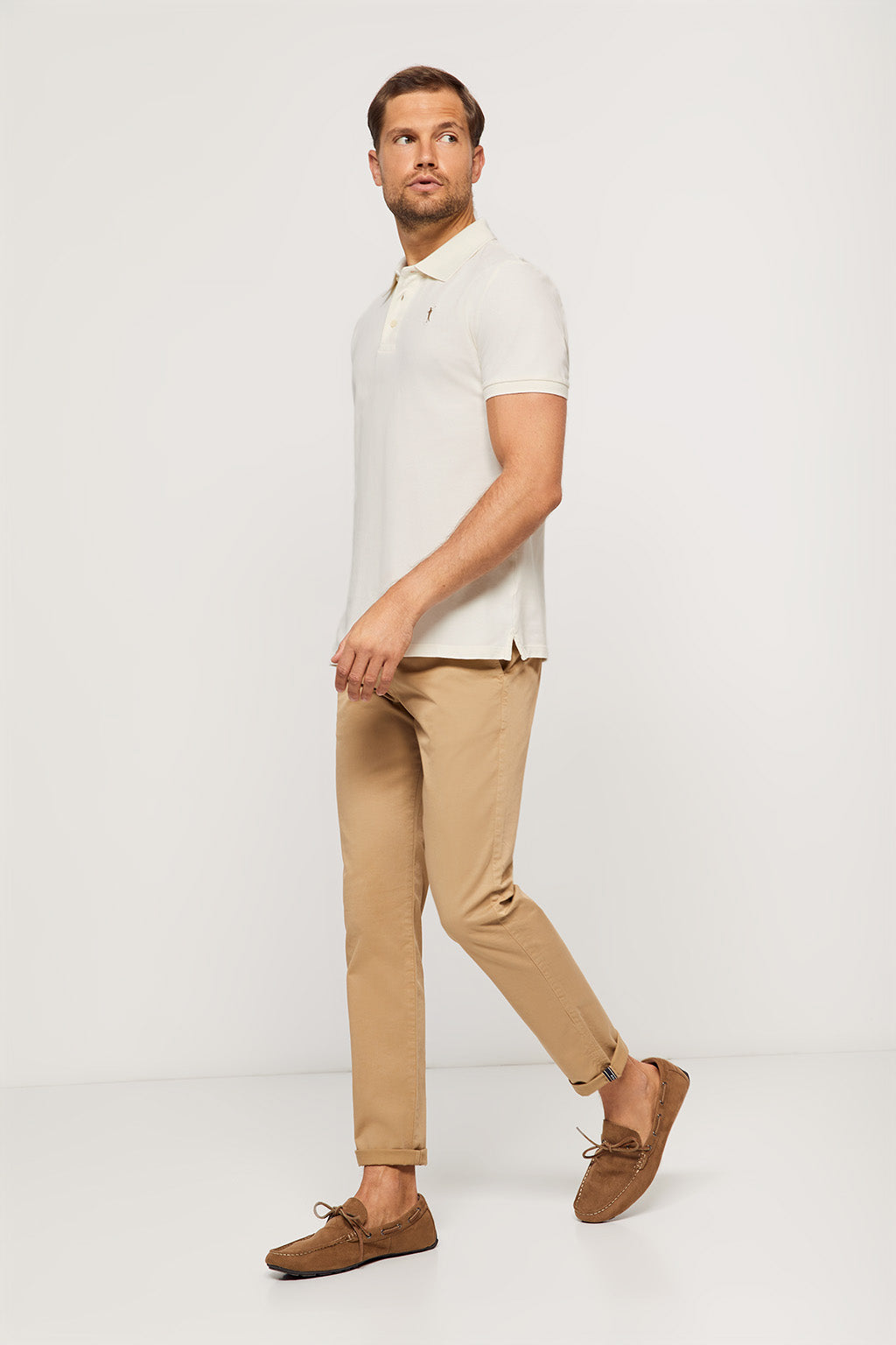 Polo beige piqué con tapeta de tres botones y logo bordado en contraste | HOMBRE  | POLO CLUB