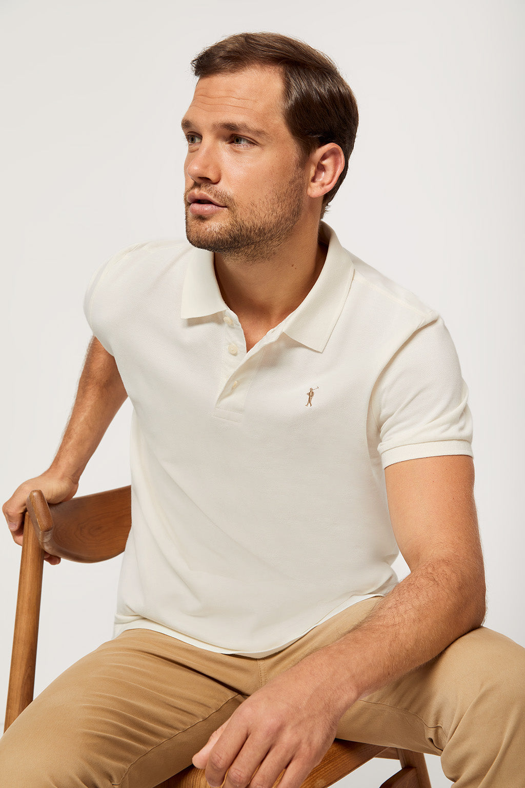 Polo beige piqué con tapeta de tres botones y logo bordado en contraste | HOMBRE  | POLO CLUB
