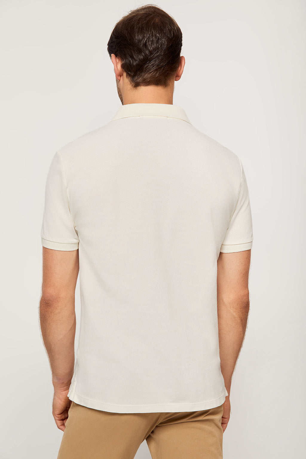 Polo beige piqué con tapeta de tres botones y logo bordado en contraste | HOMBRE  | POLO CLUB
