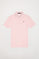 Polo rosa piqué con tapeta de tres botones y logo bordado en contraste