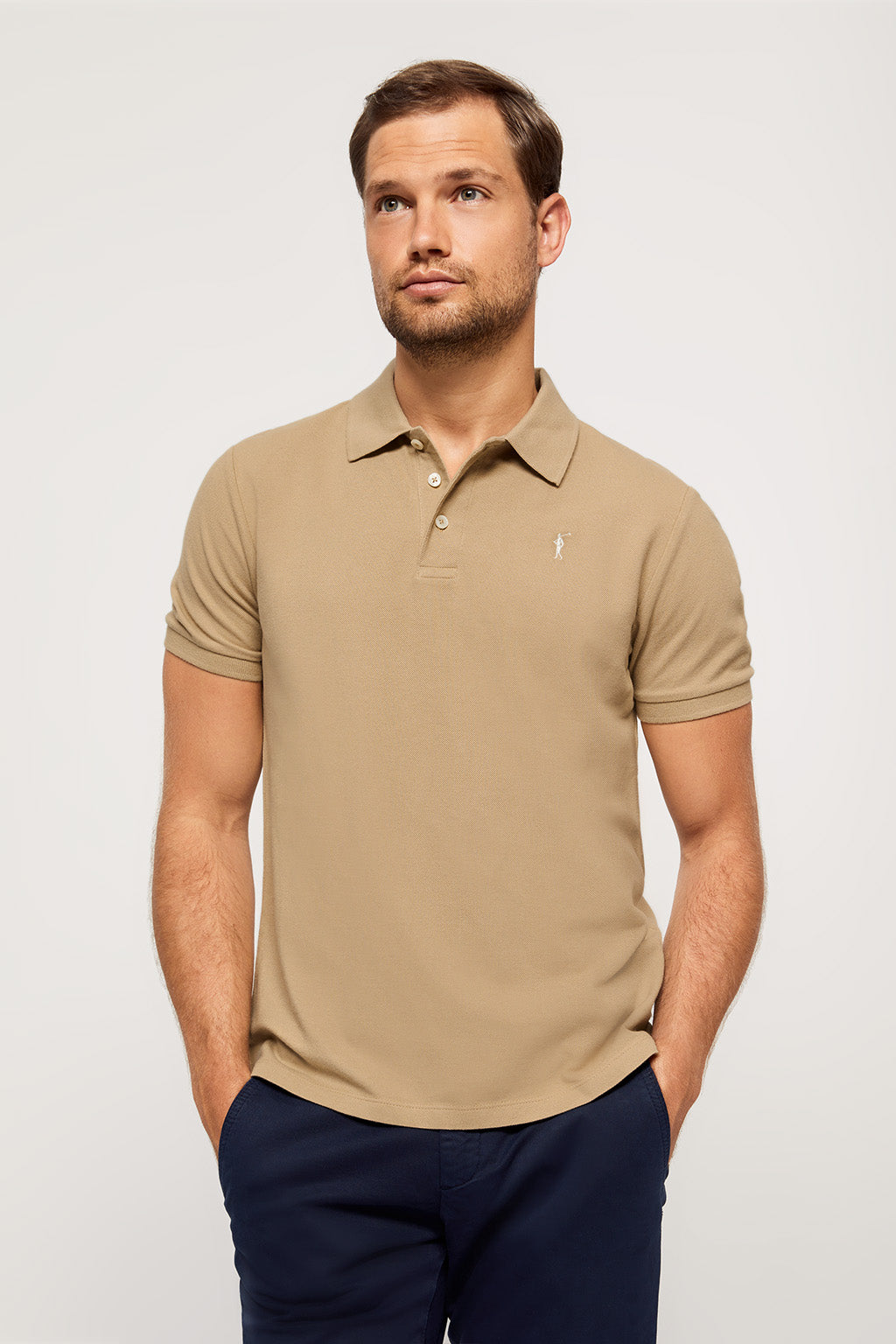 Polo arena piqu con tapeta de tres botones y logo bordado en contraste