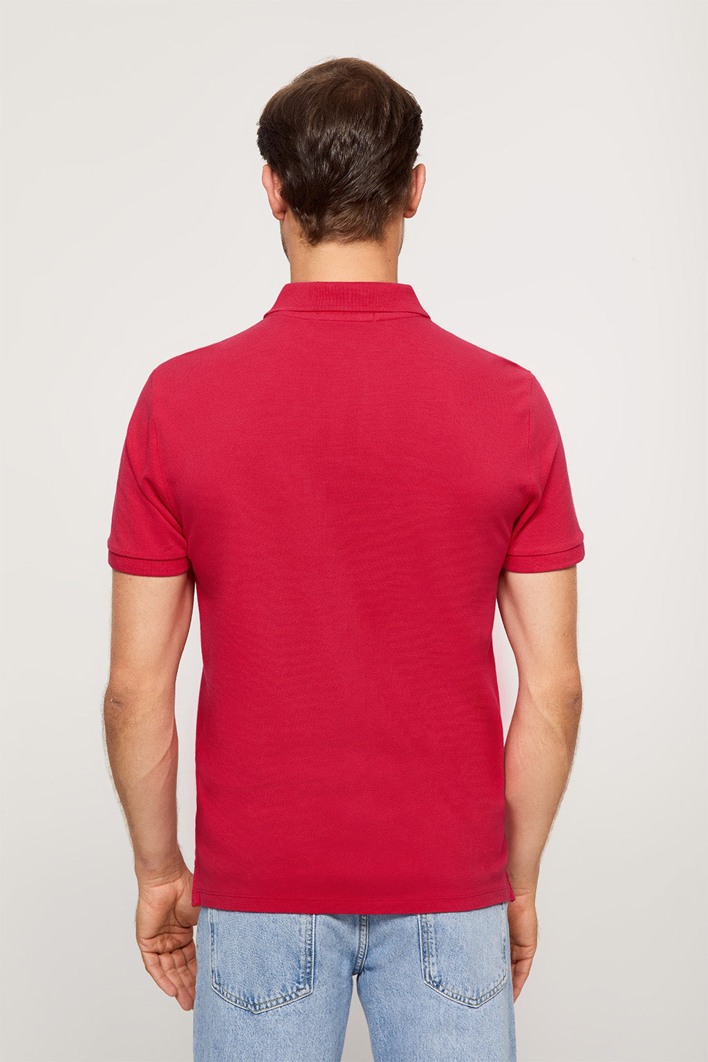 Polo fucsia piqué con tapeta de tres botones y logo bordado en contraste | HOMBRE  | POLO CLUB