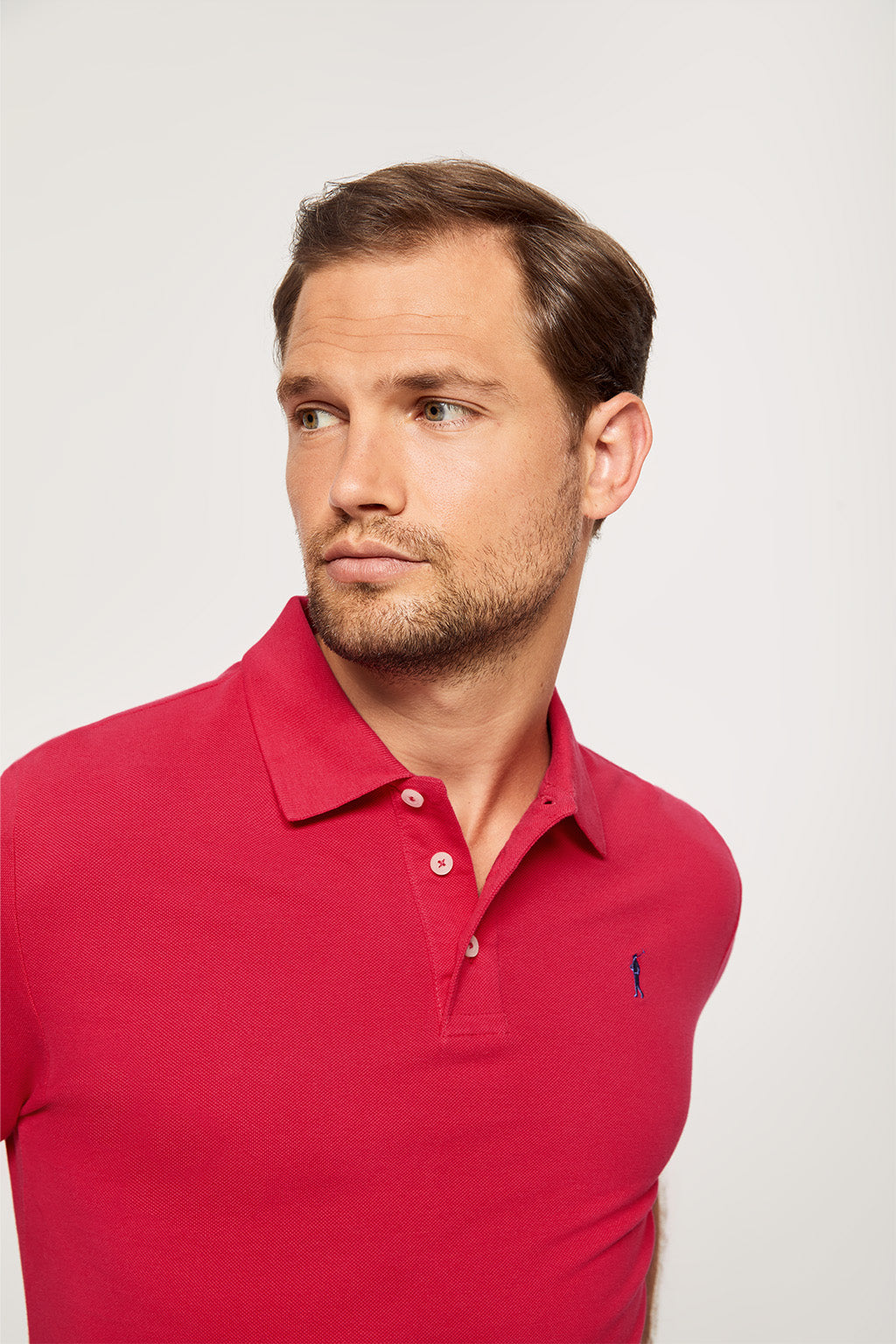 Polo fucsia piqué con tapeta de tres botones y logo bordado en contraste | HOMBRE  | POLO CLUB