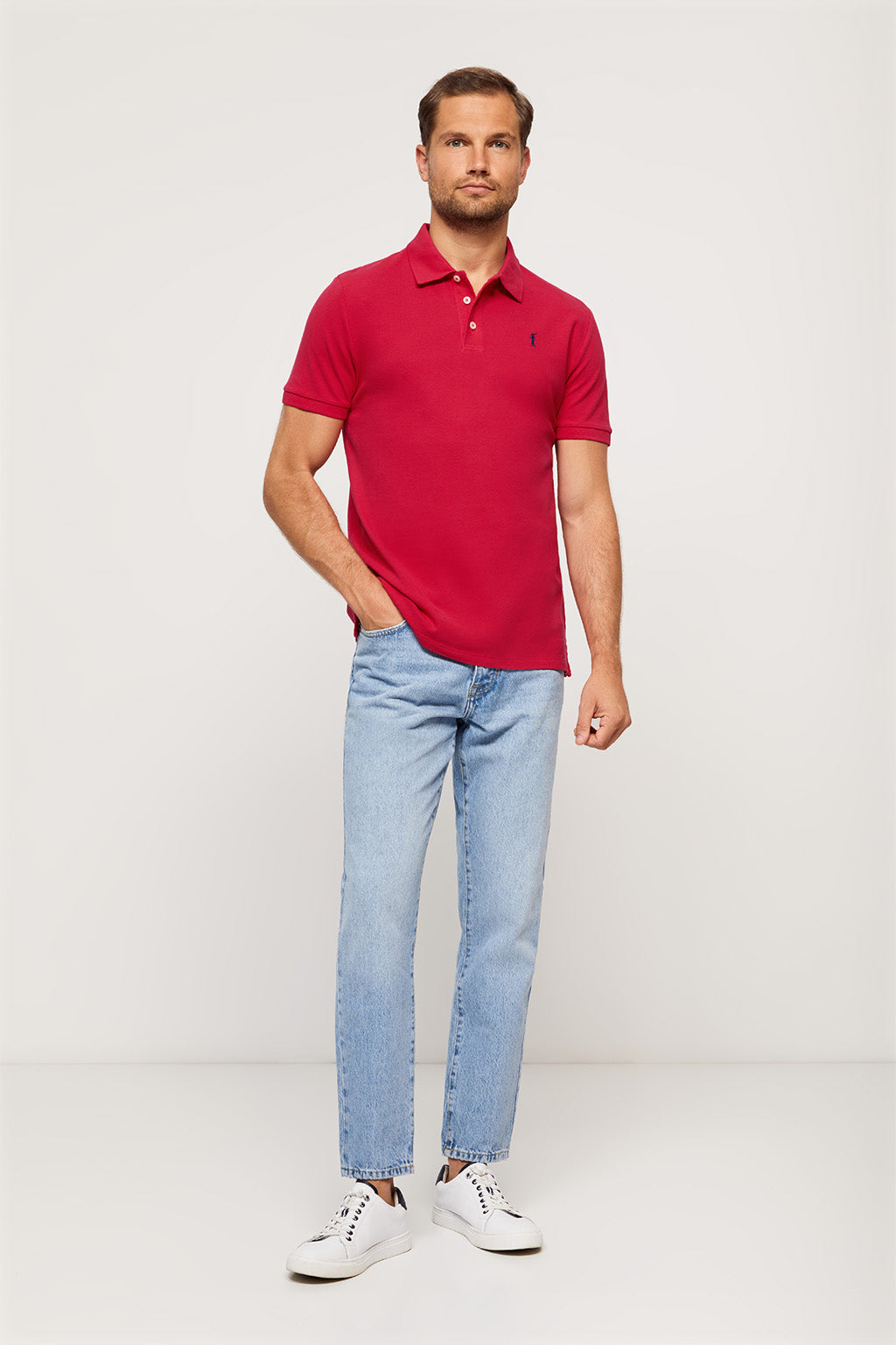 Polo fucsia piqué con tapeta de tres botones y logo bordado en contraste | HOMBRE  | POLO CLUB