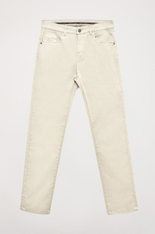 Pantalón beige de cinco bolsillos con logo bordado