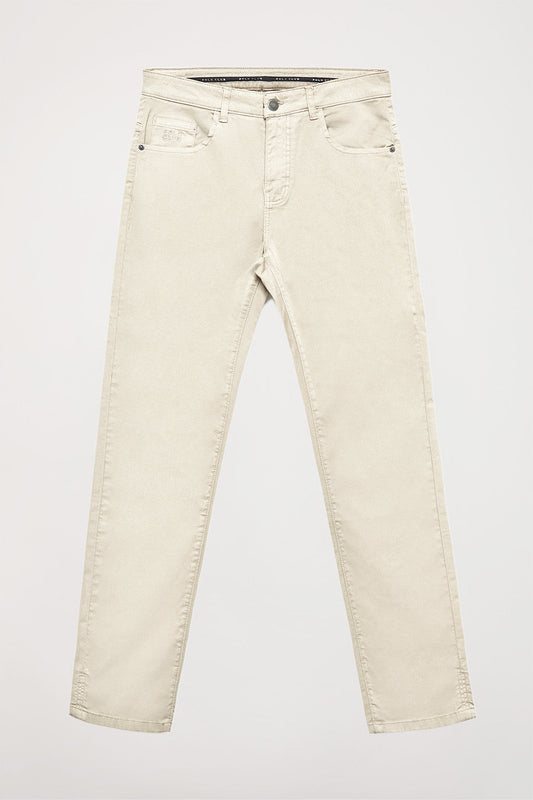 Pantalón beige de cinco bolsillos con logo bordado