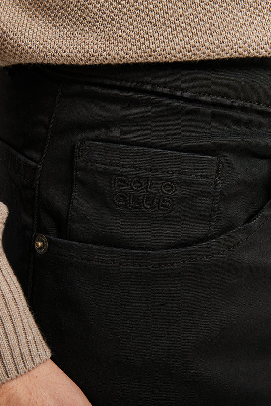 Pantalón negro de cinco bolsillos con logo bordado