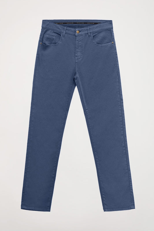 Pantalón azul denim de cinco bolsillos con logo bordado