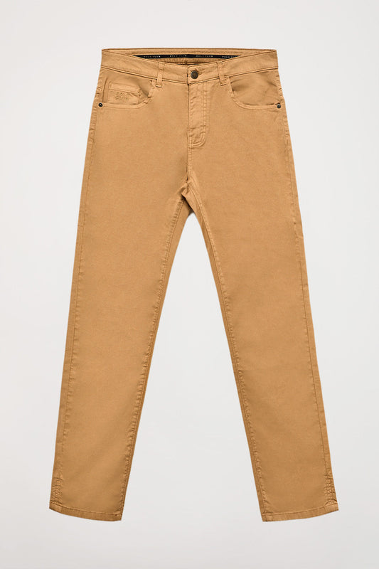 Pantalón marrón de cinco bolsillos con logo bordado