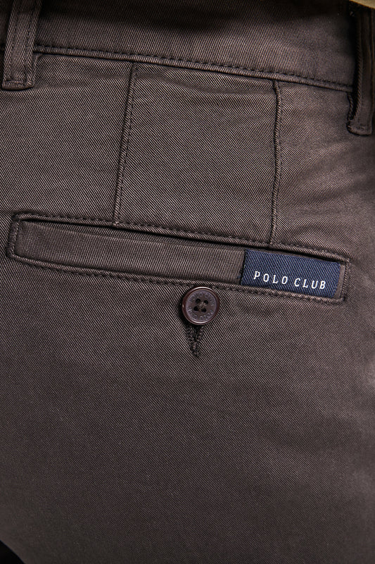 Calças chino castanhas escuras em algodão elástico com pormenores Polo Club