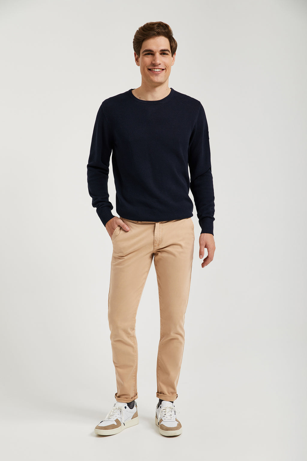 Pantalón Chino Camisa Azul Marino Y Pantalon Beige Pantalón Chino