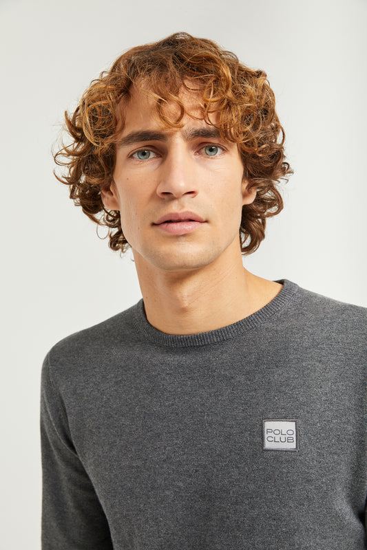 Jersey básico de cuello redondo gris oscuro con logotipo Polo Club
