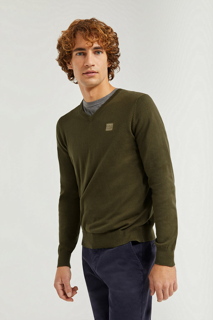 Jersey básico de cuello de pico verde oliva con logotipo Polo Club
