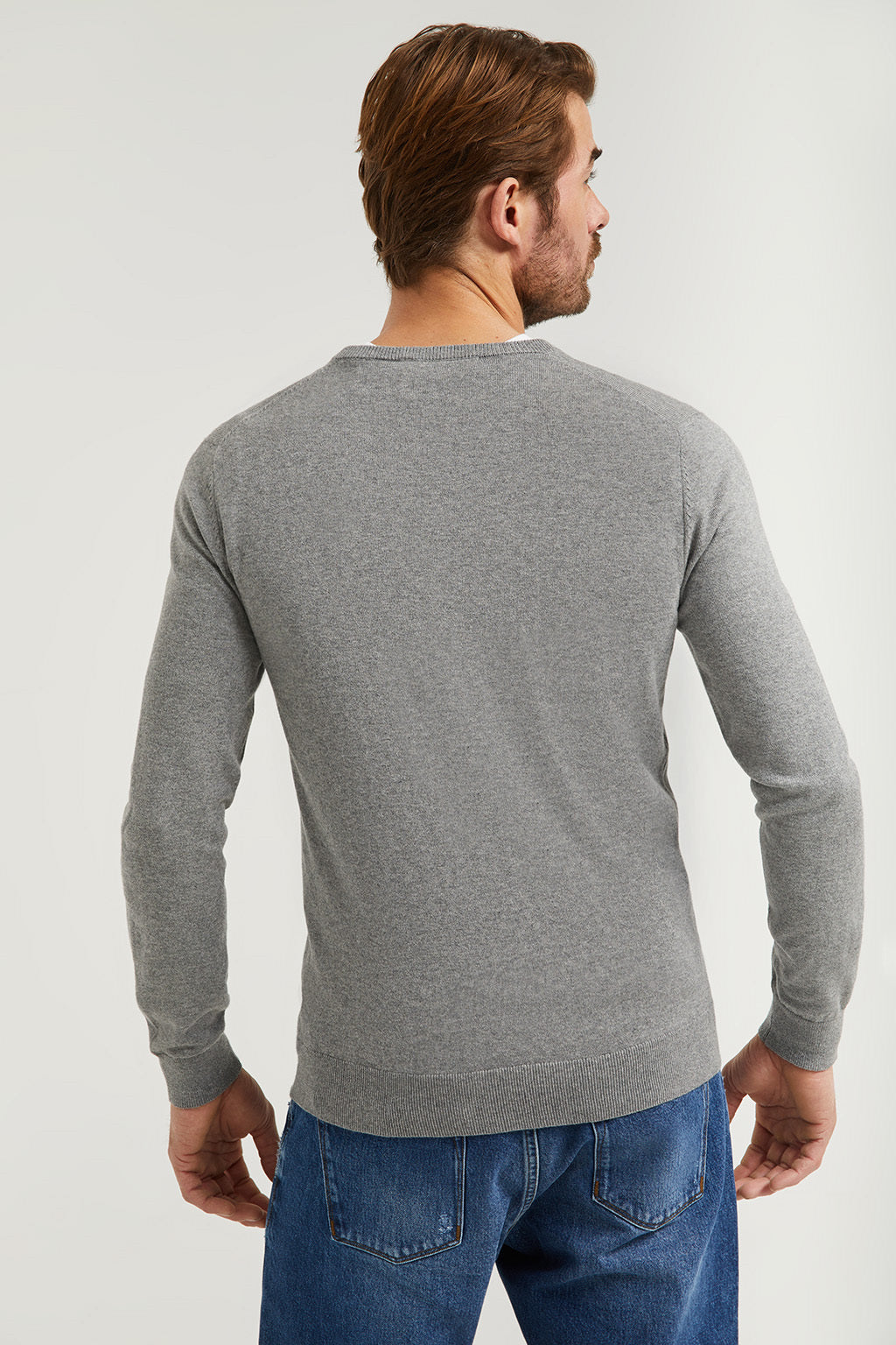 Jersey básico gris vigoré logo cuello pico – Polo Club