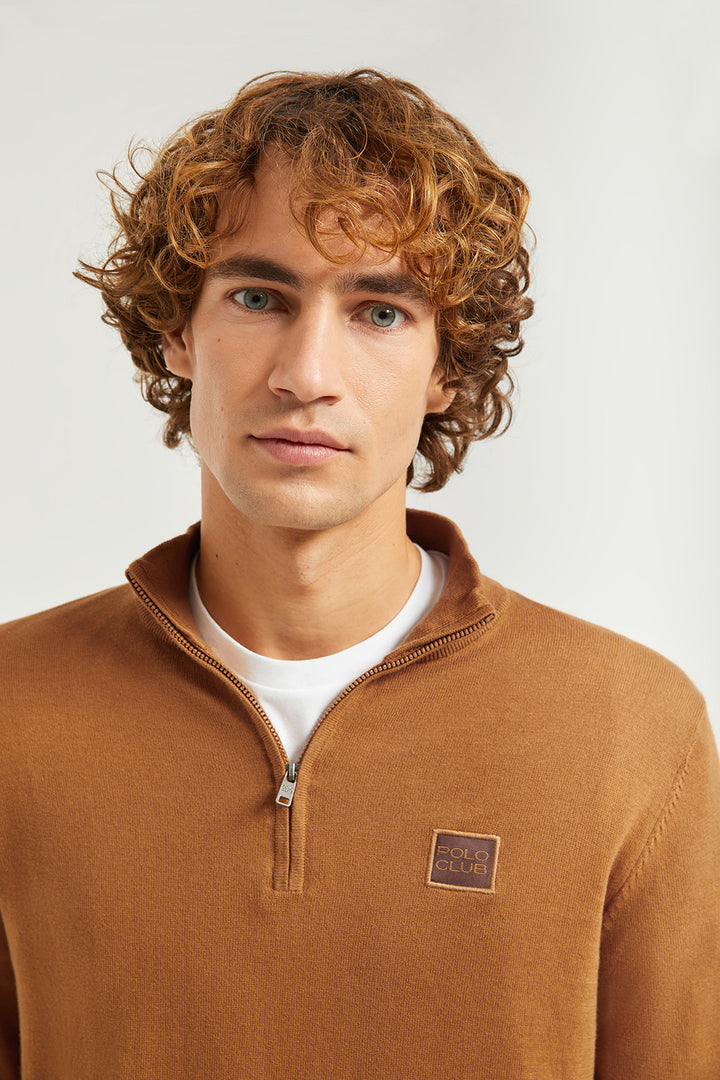 Jersey básico marrón de cuello alto y cremallera con logotipo Polo Club