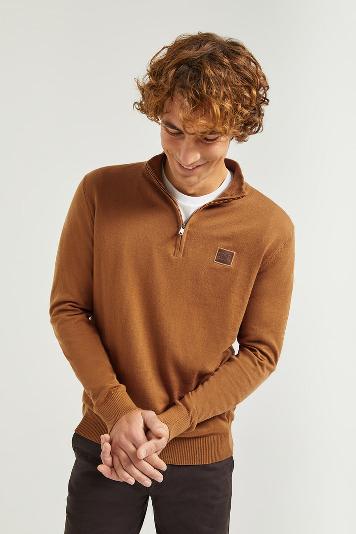 Jersey básico marrón de cuello alto y cremallera con logotipo Polo Club