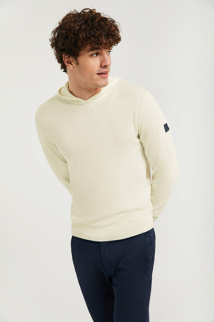 Jersey beige de punto con capucha y detalle en la manga