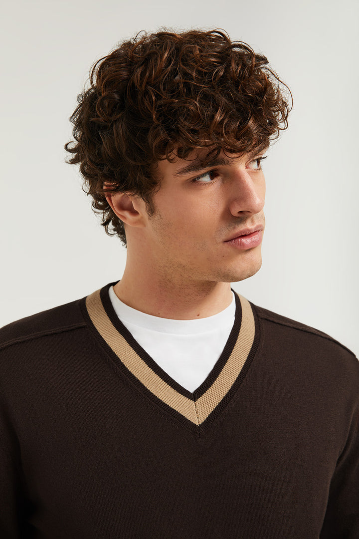 Jersey de punto marrón con cuello de pico y detalle en la manga