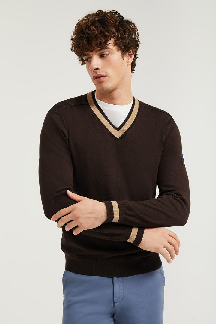 Jersey de punto marrón con cuello de pico y detalle en la manga