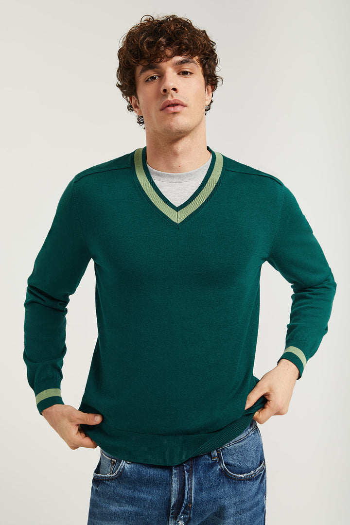 Jersey de punto azul con cuello de pico y detalle en la manga