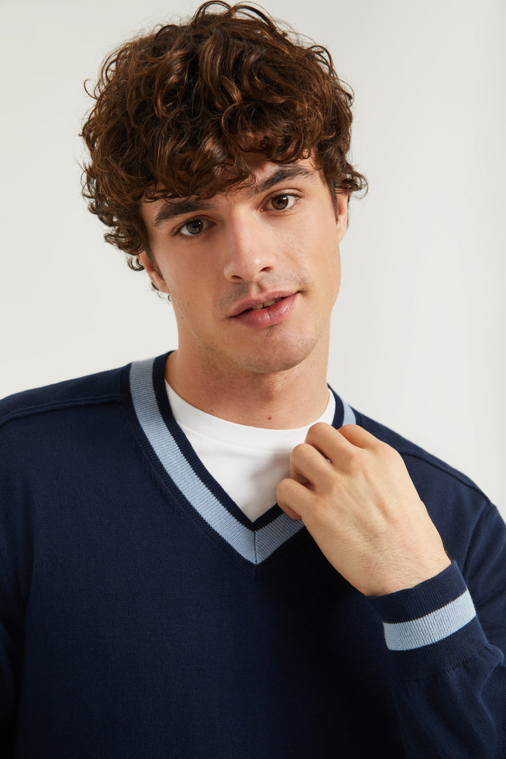 Jersey de punto azul marino con cuello de pico y detalle en la manga