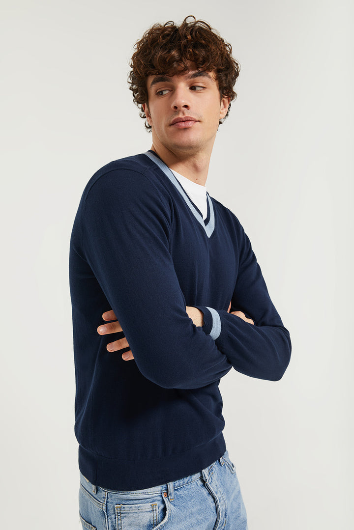 Jersey de punto azul marino con cuello de pico y detalle en la manga