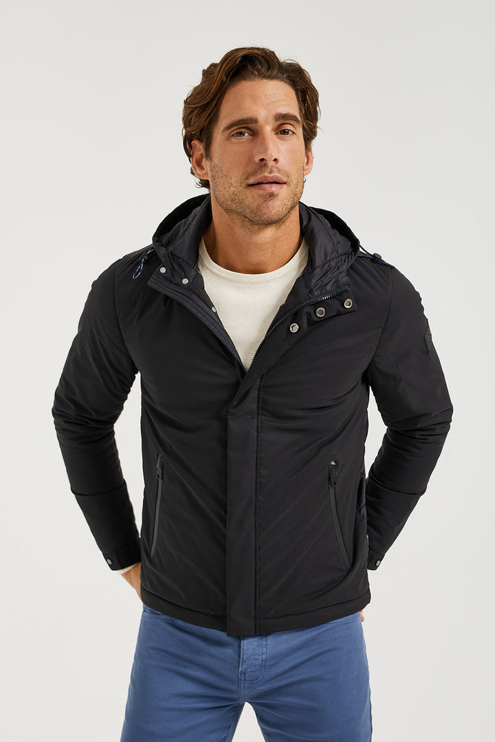 Chaqueta con capucha negra y parche engomado Polo Club
