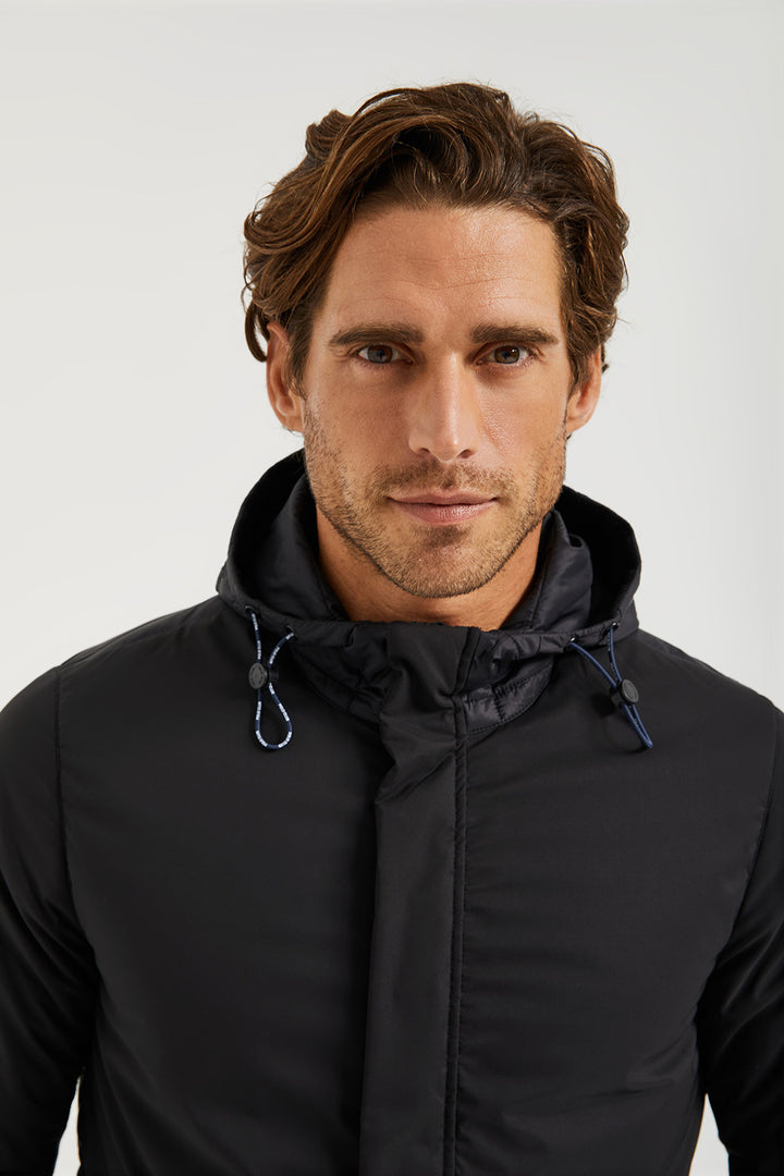 Chaqueta con capucha negra y parche engomado Polo Club