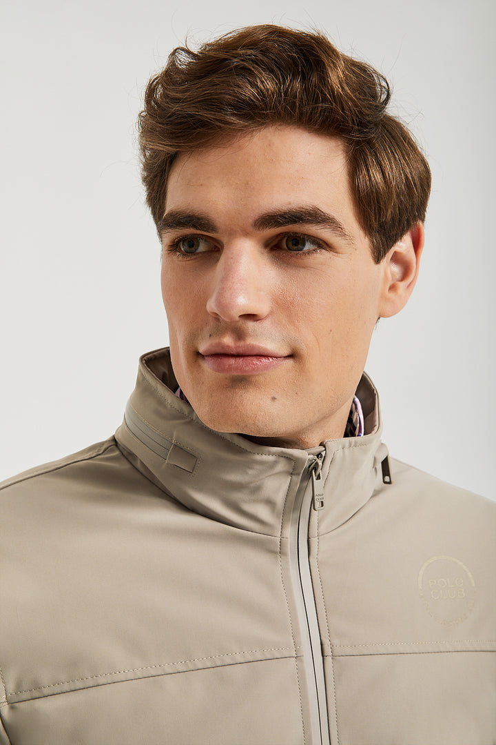 Cazadora tipo bomber color piedra con parche en la manga y print logotipado