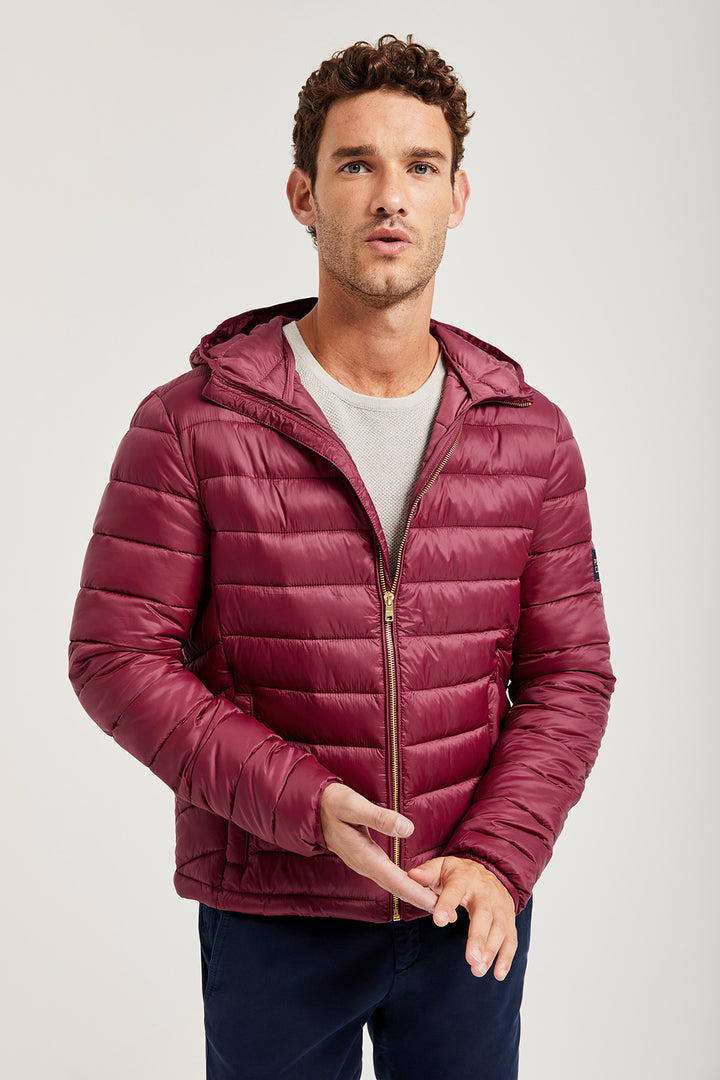 Chaqueta burdeos Mickael reciclada y ultraligera con capucha y etiqueta textil Polo Club