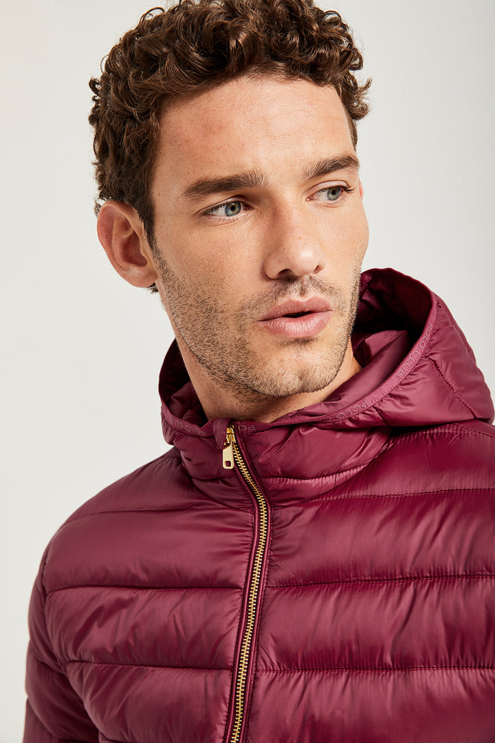 Chaqueta burdeos Mickael reciclada y ultraligera con capucha y etiqueta textil Polo Club