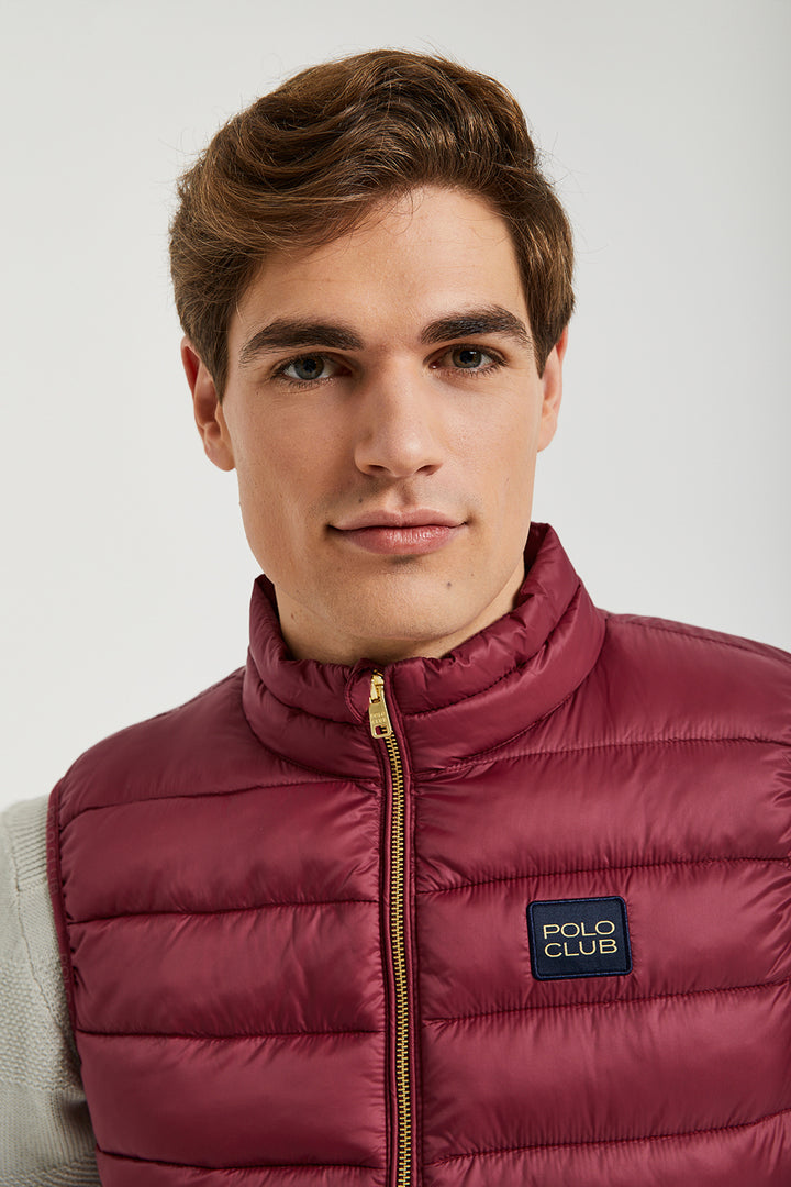 Chaleco burdeos Pavel reciclado y ultraligero con etiqueta textil Polo Club