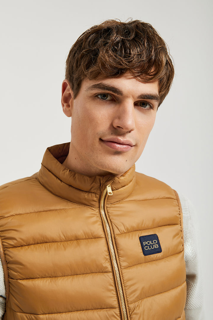 Chaleco marrón Pavel reciclado y ultraligero con etiqueta textil Polo Club