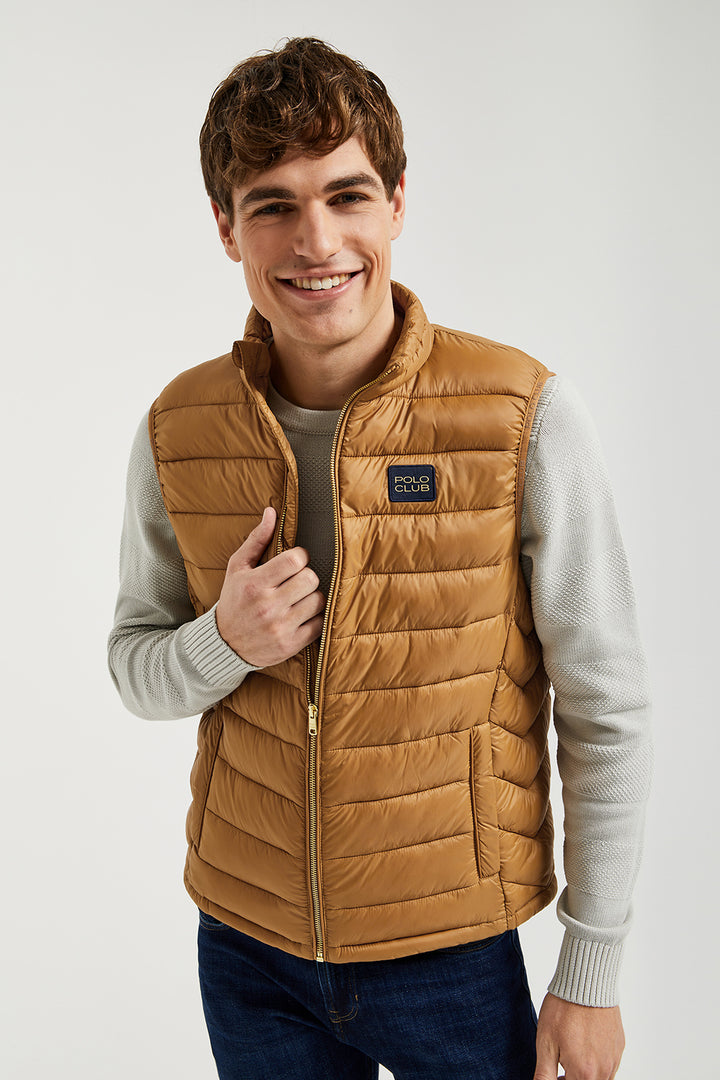Chaleco marrón Pavel reciclado y ultraligero con etiqueta textil Polo Club