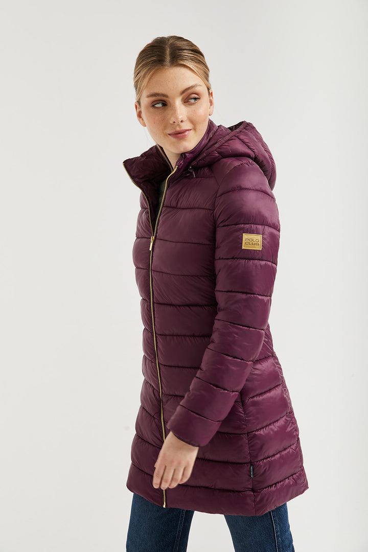 Abrigo color vino Claudette de capucha reciclado y ligero con etiqueta textil Polo Club
