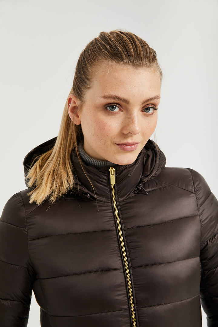 Abrigo marrón oscuro Claudette de capucha reciclado y ligero con etiqueta textil Polo Club