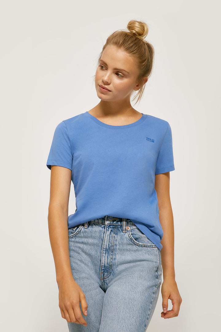 Camiseta orgánica azul de cuello redondo y logo bordado