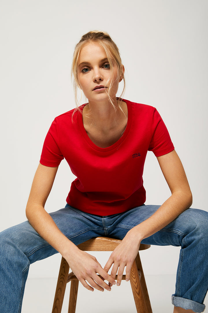 Camiseta orgánica rojo de cuello redondo y logo bordado