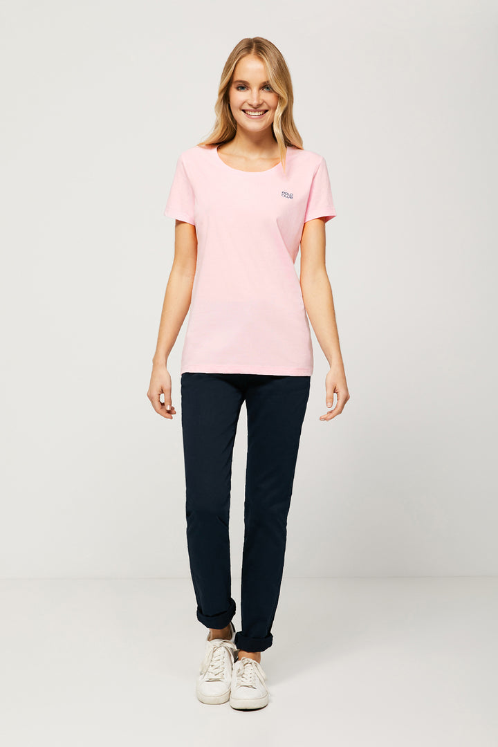Camiseta orgánica rosa de cuello redondo y logo bordado