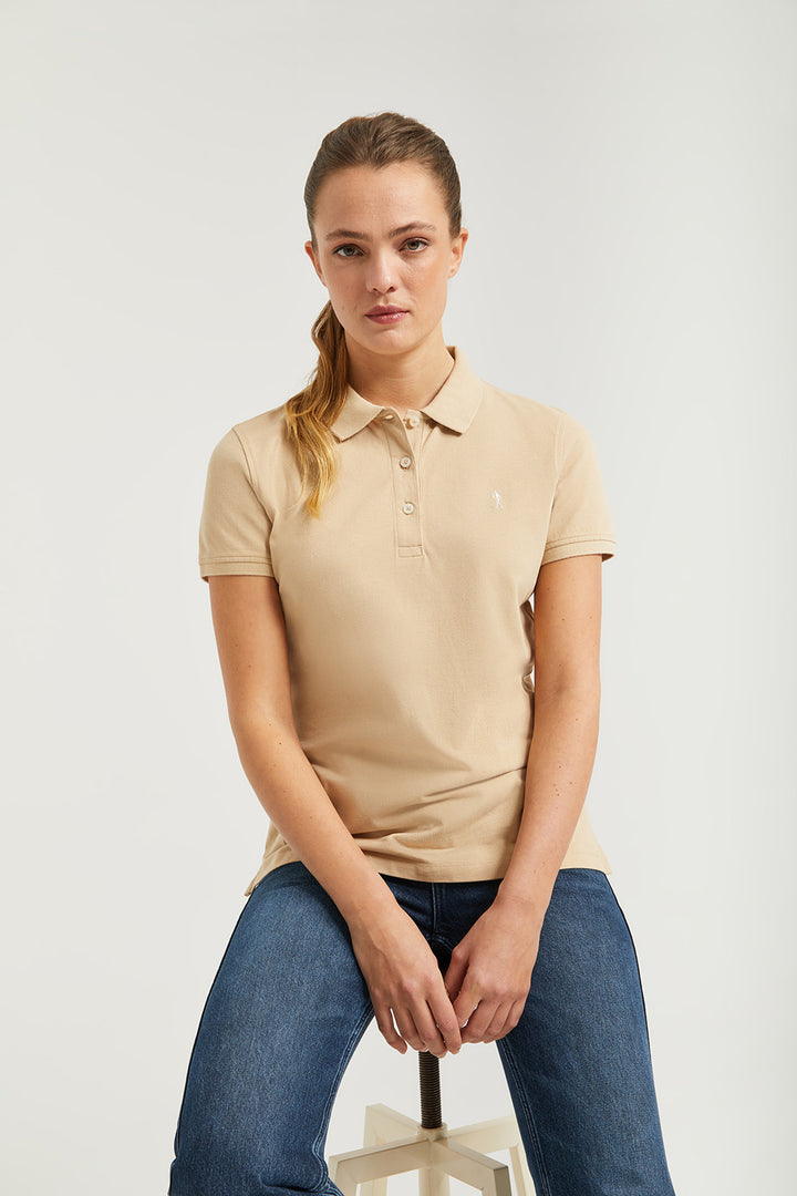 Polo de manga corta piqué color arena con logo Rigby Go