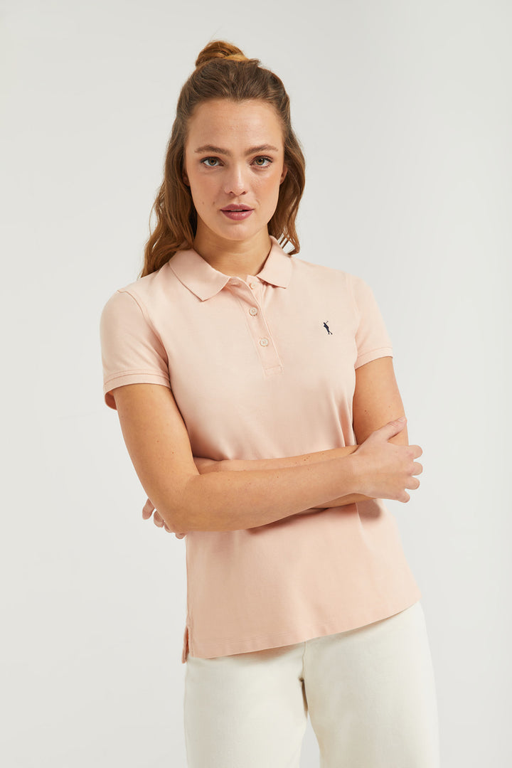 Polo de manga corta piqué color maquillaje con logo Rigby Go
