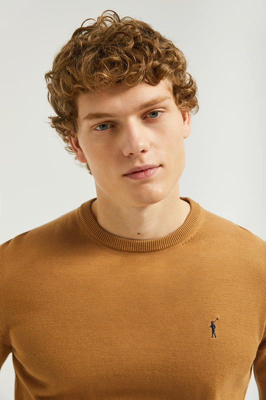 Camisola básica castanho suave com decote redondo e logótipo Rigby Go